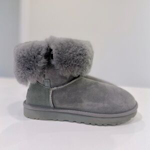 ❄️UGG  Classic Short Boots - Size 7❄️